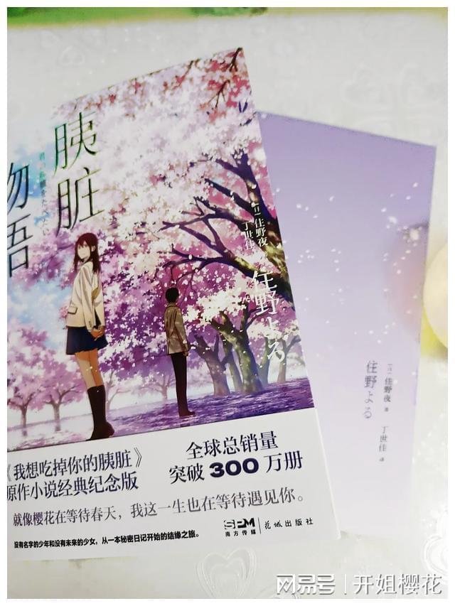 看到一个热搜:广西人年夜饭会吃螺蛳粉吗?立刻好奇:川渝人年夜饭会吃麻辣火锅吗?长沙人年夜饭会吃小龙虾吗?北京人年夜饭会吃烤鸭吗? 有没有当地人能现身说法啊! “过年吃啥”构成了我们的身份认同。人们聪明地把大众食材制作成一份份独属于各地域的味道,每顿年夜饭都少不了这一口,譬如长沙软糯甜蜜的八宝果饭、川渝肥而不腻的甜烧白、山东充满“设计美学气息”的蒸花糕......一提起来就特别骄傲:“我们XX人,过年是要吃这个的!” 快点击链接来分享你的家乡年夜饭吧。 哪道菜是你们的家乡年味“特产”?是你们那个地方的人才会